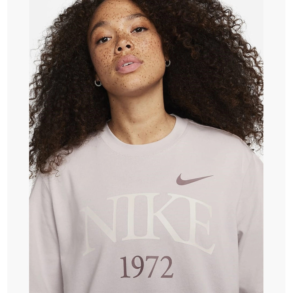 Футболка жіноча Nike T-Shirt Sportswear Classic