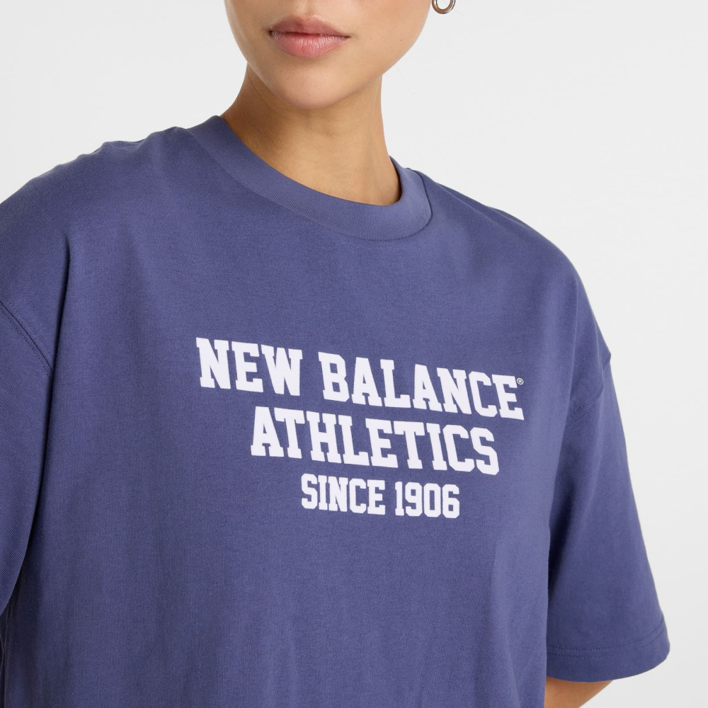футболка жен. NB Athletics Varsity Os т.син.