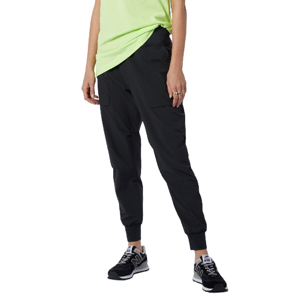 Чорні спортивні штани New Balance All Terrain Crop