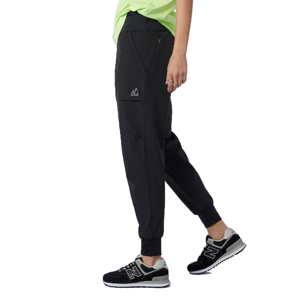 Чорні спортивні штани New Balance All Terrain Crop