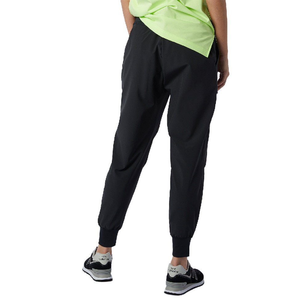 Чорні спортивні штани New Balance All Terrain Crop